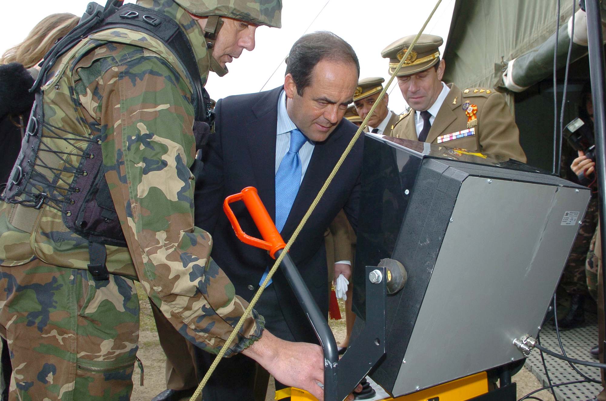 EL MINISTRO DE DEFENSA VISITA LA ACADEMIA DE INGENIEROS DEL EJÉRCITO Y EL CENTRO INTERNACIONAL DE DESMINADO