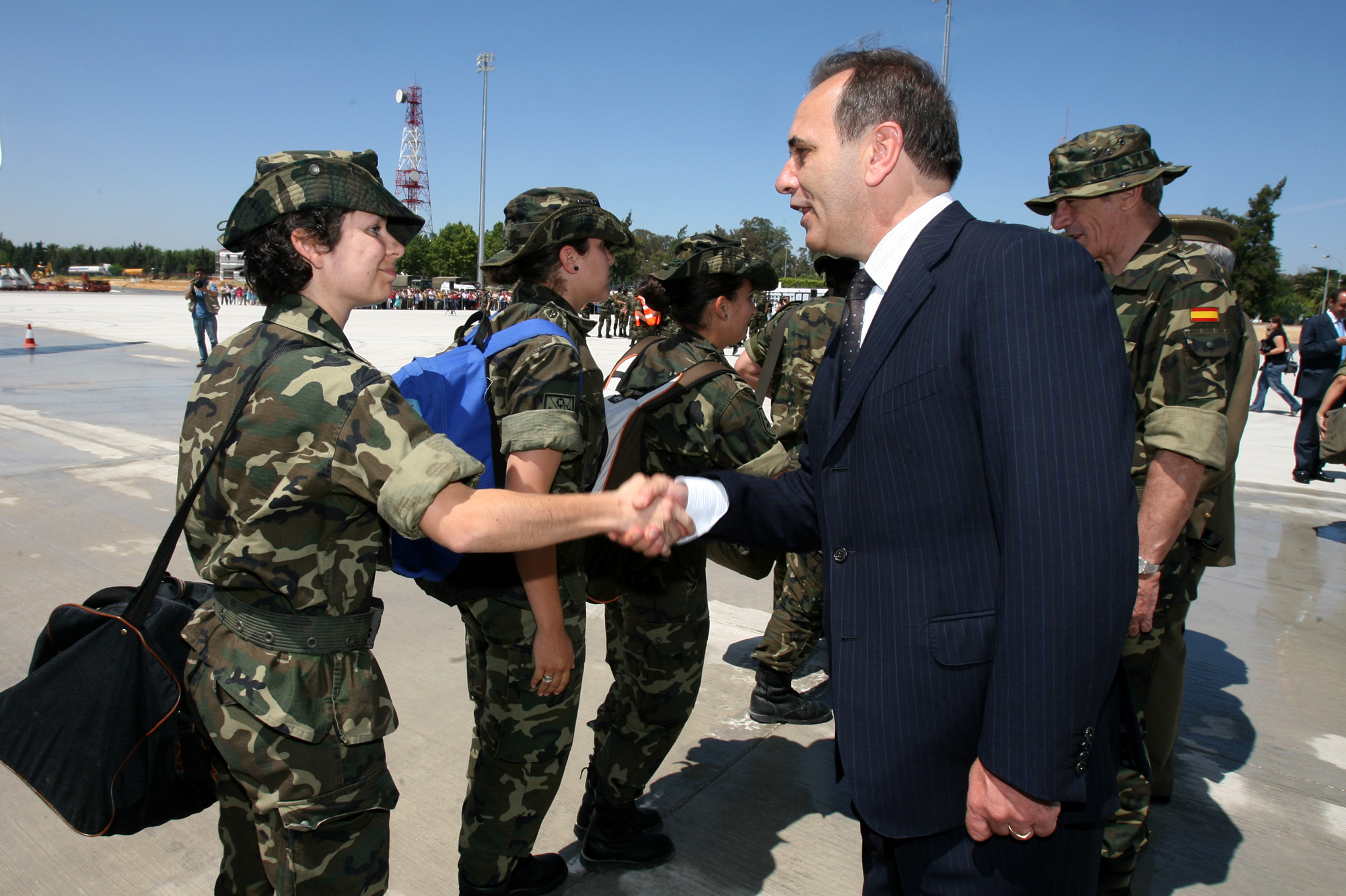 EL MINISTRO DE DEFENSA RECIBE EN JEREZ A LOS SOLDADOS QUE REGRESAN DE MOSTAR