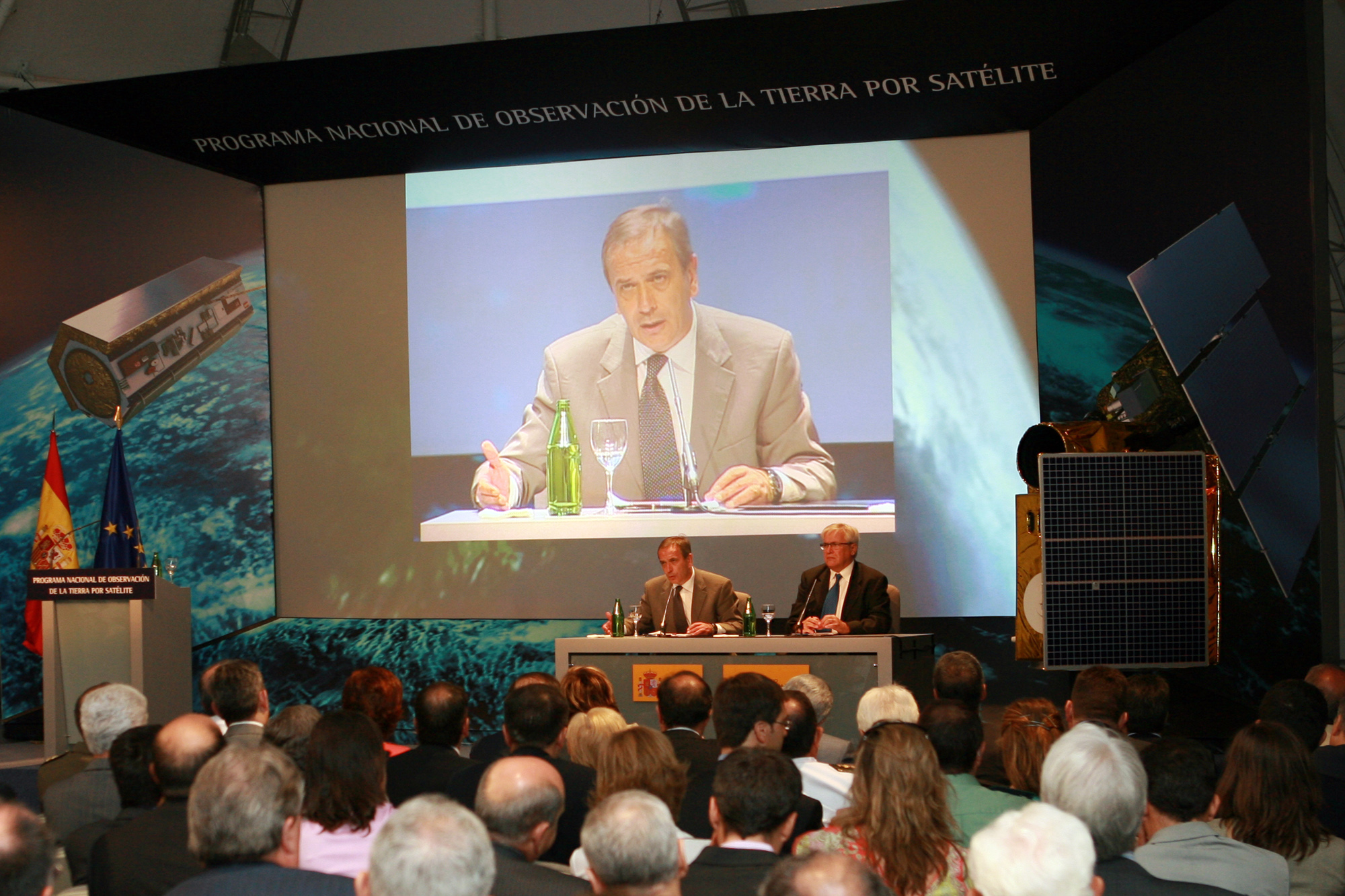 DEFENSA E INDUSTRIA ACUERDAN LA PUESTA EN MARCHA DE UN PROGRAMA NACIONAL DE OBSERVACIÓN DE LA TIERRA POR SATÉLITE