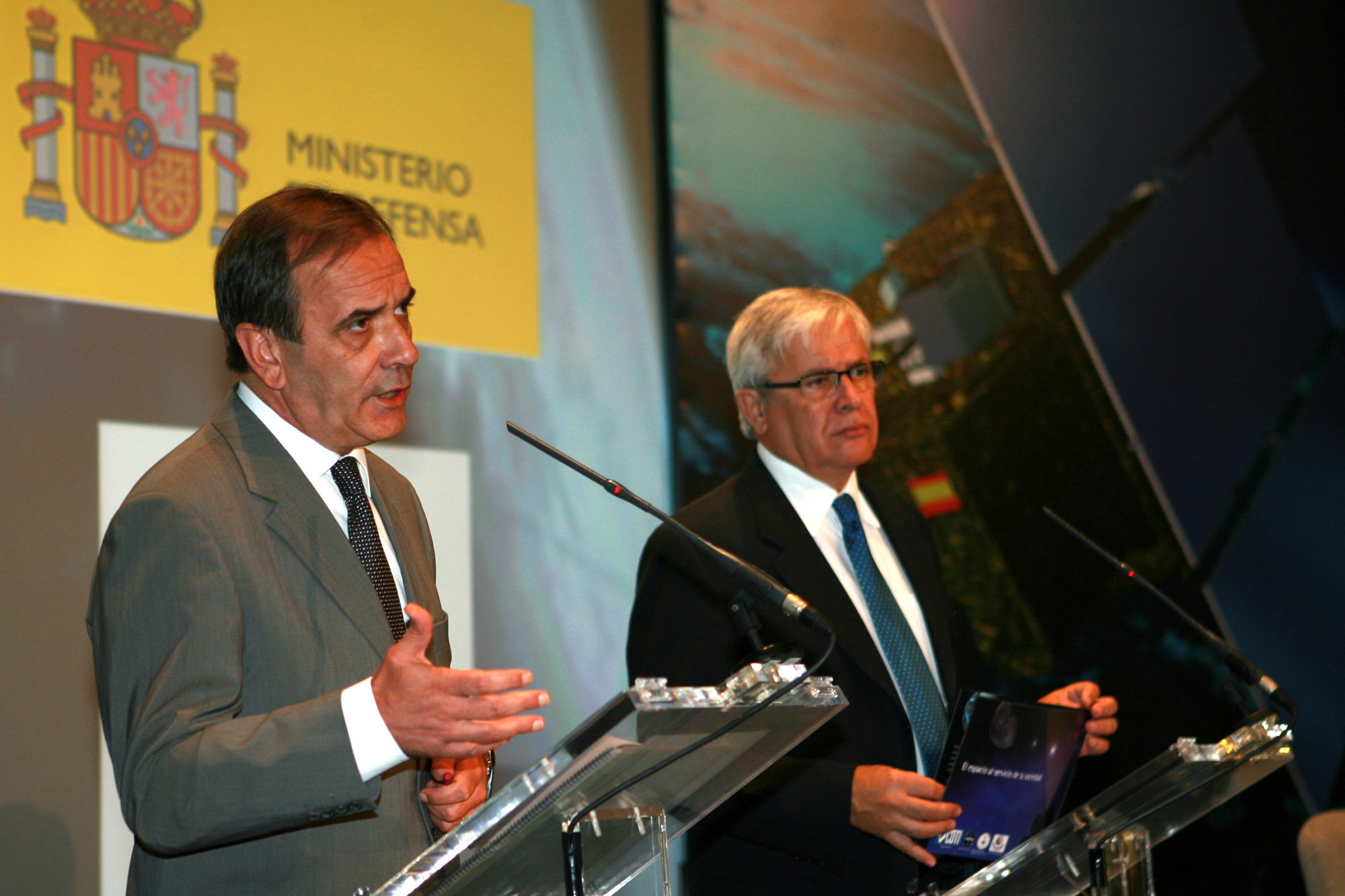 DEFENSA E INDUSTRIA ACUERDAN LA PUESTA EN MARCHA DE UN PROGRAMA NACIONAL DE OBSERVACIÓN DE LA TIERRA POR SATÉLITE