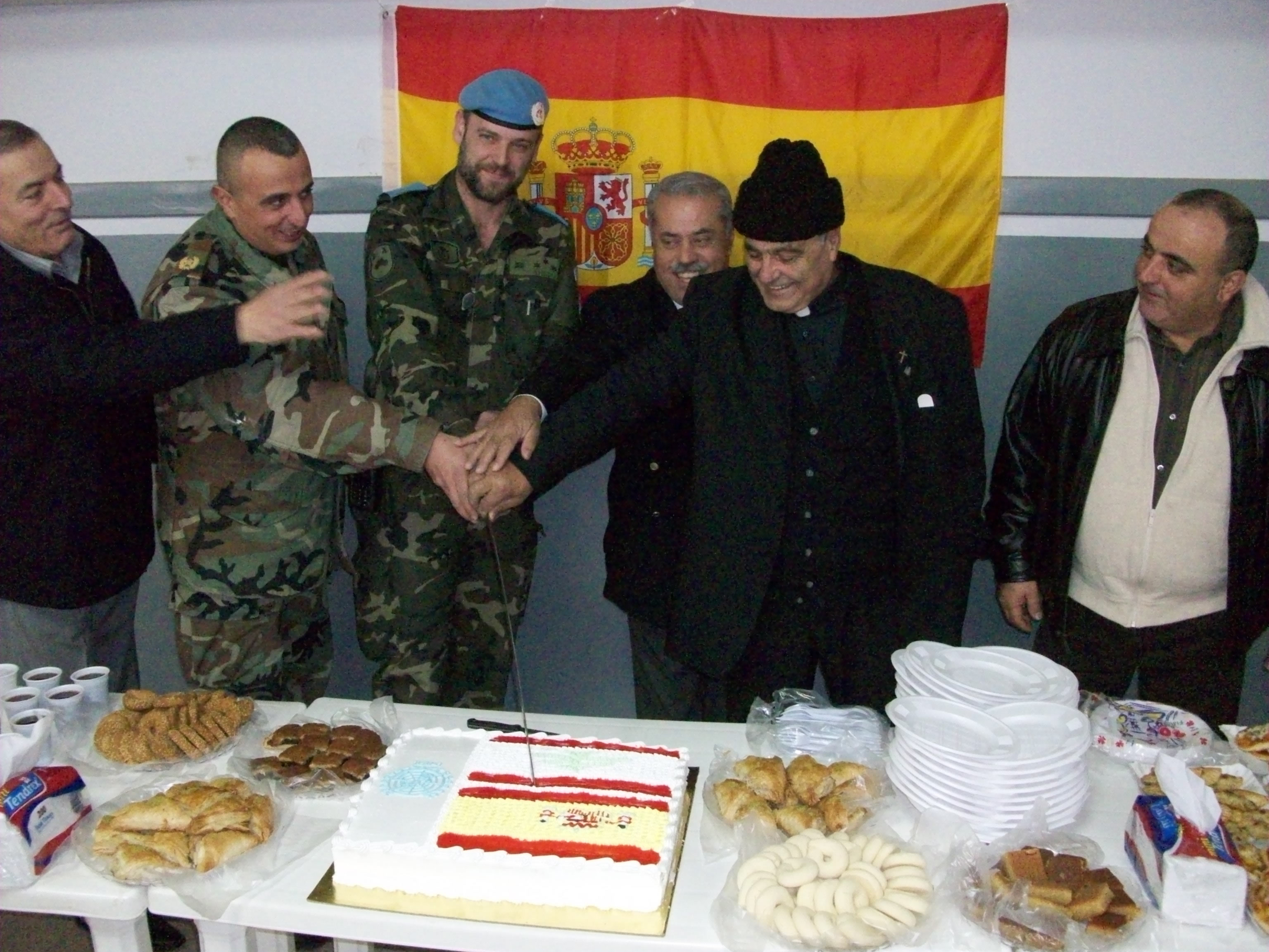 EL CONTINGENTE ESPAÑOL ENTREGA UN GENERADOR ELÉCTRICO A UNA ESCUELA PÚBLICA DE LÍBANO