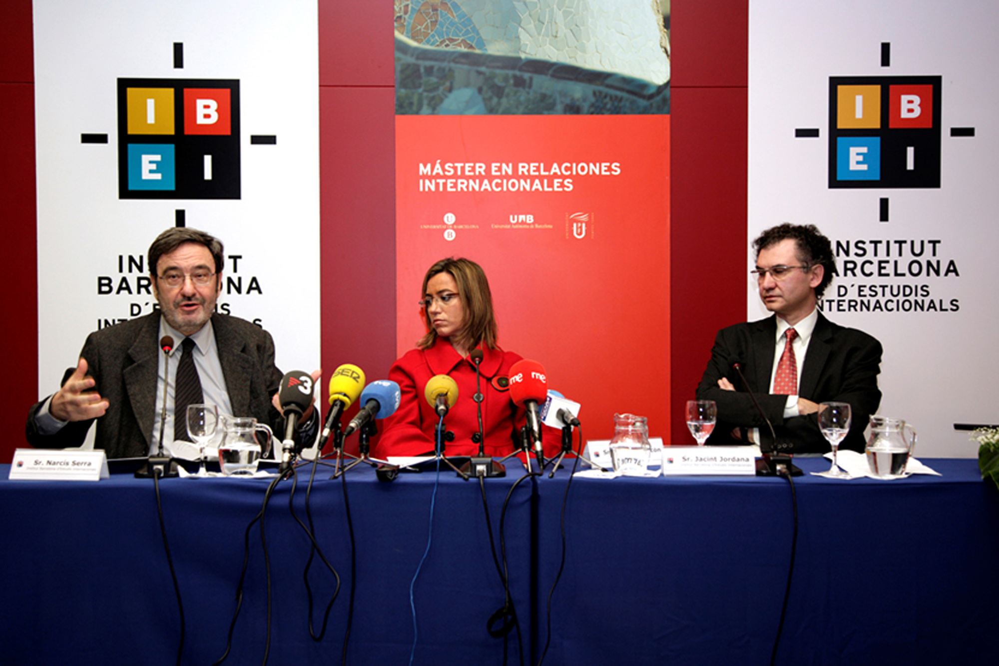 La ministra de Defensa Carme Chacón durante la entrega de diplomas del Máster de Relaciones Institucionales del IBEI