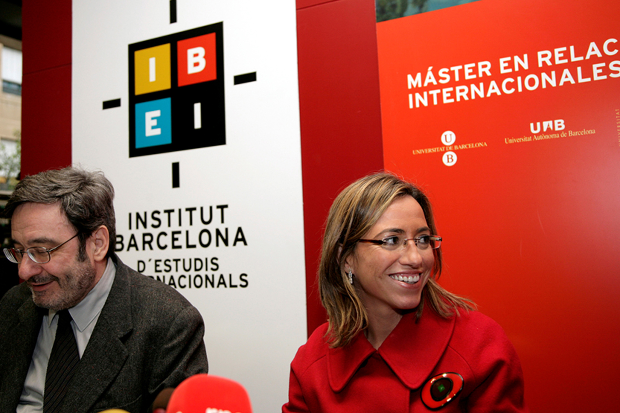 La ministra de Defensa Carme Chacón durante la entrega de diplomas del Máster de Relaciones Institucionales del IBEI