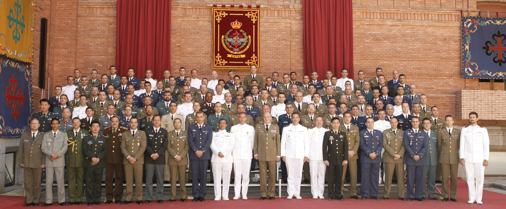 S.M. EL REY CLAUSURA EL X CURSO DE ESTADO MAYOR  DE LAS FUERZAS ARMADAS
