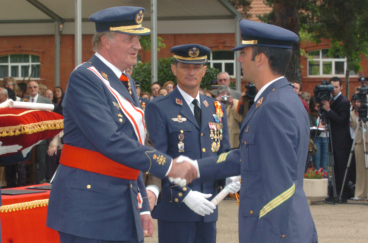 Autoridades - SM Rey Juan Carlos I - SUS MAJESTADES LOS REYES PRESIDEN LA ENTREGA DE REALES DESPACHOS EN LA ACADEMIA BÁSICA DEL EJÉRCITO DEL AIRE
