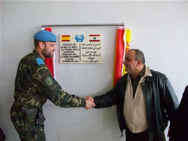 EL CONTINGENTE ESPAÑOL ENTREGA UN GENERADOR ELÉCTRICO A UNA ESCUELA PÚBLICA DE LÍBANO