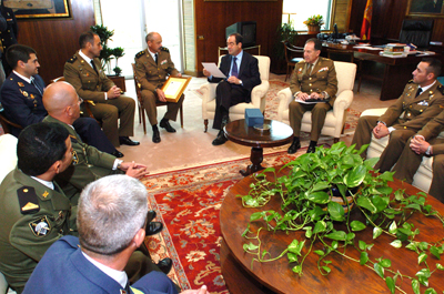 EL MINISTRO DE DEFENSA RECIBE A UNA COMISIÓN DEL BATALLÓN QUE APOYÓ EL PROCESO ELECTORAL EN AFGANISTÁN