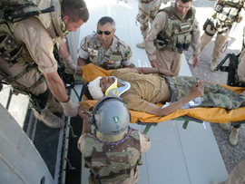 Dos helicópteros del Ala 48 del Ejército del Aire español rescatan a dos soldados afganos que viajaban en un coche del recién creado Ejército de Afganistán.