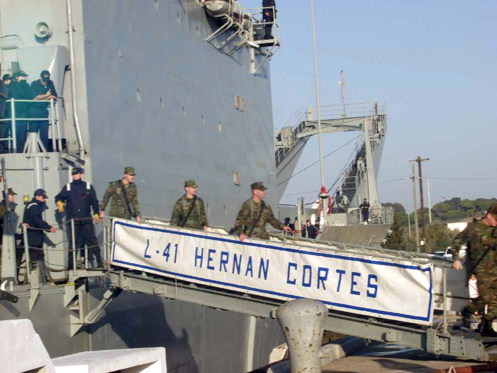 El buque Hernán Cortés con los infantes de Marina procedentes de Bosnia, a su llegada a la Base de Rota