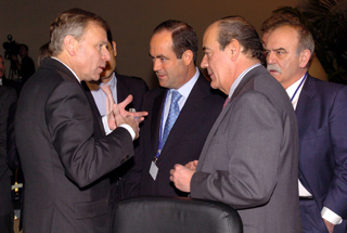 El ministro de Defensa, José Bono con el secretario general de la OTAN Jaap de Hoop Scheffer