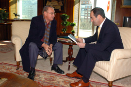 El ministro de Defensa recibe en el Ministerio al Obispo Emérito de Palencia y presidente de la fundación Nicolás Castellanos Franco