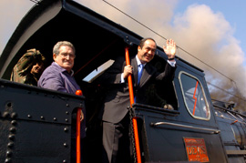 José Bono, ministro de Defensa, en el tren 