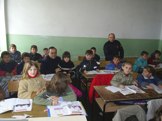 Intercambio de saludos entre policias españoles y kosovares de la comisaría de Istok