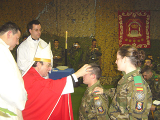 Monseñor Francisco Pérez González, Arzobispo Castrense, con las tropas españolas destacadas en Kosovo.