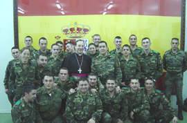 Monseñor Francisco Pérez González, Arzobispo Castrense, con las tropas españolas destacadas en Kosovo.