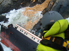 UN HELICOPTERO DEL EJERCITO DEL AIRE RESCATA A OCHO NAUFRAGOS EN LA COSTA ARGELINA