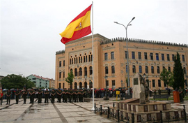 Arriado de la Bandera en Plaza España de Mostar
