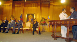 El presidente de Navantia , España, el ministro de Defensa, venezolano, almirante Orlando Maniglía, en presencia del presidente de Venezuela, Hugo Chavez, el ministro de Defensa de España, José Bono, y el embajador de España en Caracas, Raul Morodo, firma
