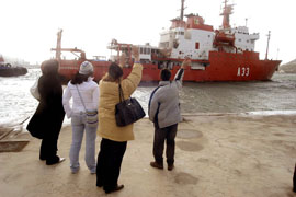 El buque Hespérides de la Armada saliendo del puerto de Cartagena