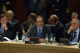 José Bono, ministro de Defensa en la reunión de ministros de Defensa de la OTAN en Berlín