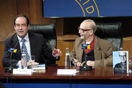 José Bono, ministro de Defensa, durante su intervención junto al teólogo José María Díez-Alegria