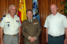 El jefe del Estado Mayor de la Defensa, general de Ejército Félix Sanz, junto al jefe del Eurocuerpo, teniente general francés Jean-Louis Py, y al próximo jefe del Eurocuerpo, teniente general belga Charles-Henry Delcour