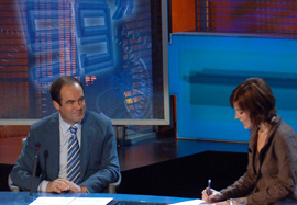 El ministro de Defensa, José Bono, junto a la presentadora Mamen Mendizabal,en el plató del progama 59