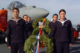 Marineros del portaaviones Principe de Asturias. portan las coronas de Francia, Inglaterra y España para ser entregadas a la mar