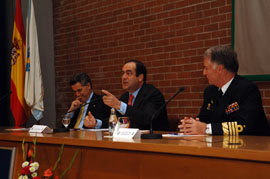 El ministro de Defensa durante la conferencia en la Universidad de Pontevedra.