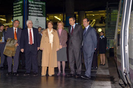 El presidente del Gobierno, los ministreos de Defensa y Fomento, los presidentes de las comunidades autónomas de Madrid y Castilla La Mancha, y el alcalde de Toledo posan antes de subir al tren con destino Toledo