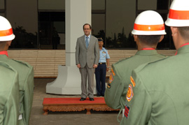El ministro de Defensa, Jose Bono, recibe honores a su llegada al Cuartel General del Ejercito de Indonesia