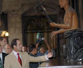 El ministro de Defensa, José Bono , visita el museo hitórico de la iglesia de San Agustí d Manila