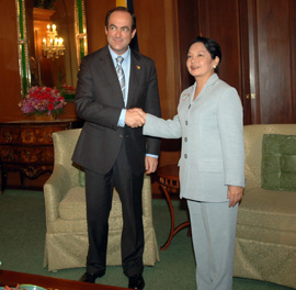 El ministro de Defensa, José Bono, se entrevista con la presidenta del gobierno de la república de Filipinas,Gloria Macapagal, en el palacio de Malacañan