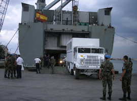 Componentes de la Unidad de Apoyo al Despliegue (UAD) y del Elemento Nacional de Apoyo Logístico (NSE), a su llegada al puerto de Beirut, embarcados en el buque del Ejército de Tierra ¿El camino español¿