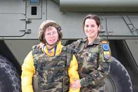 Alumnos discapacitados de los colegios 'Los Rosales' de Mostar y 'Sunce' de Trebinje, han visitado la base 'Europa' en Mostar, invitados por el contingente español SPFOR XXIX (Agrupación Álava).