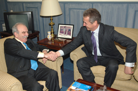 El Director General de Política de Defensa Teniente General Pedro Pitarch,reunido con su colega fancés Director de Asuntos Estratégicos (DAS), Jean de Ponton d¿Amécourt, ayer en la sede del Ministerio de Defensa español