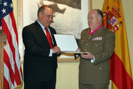 El embajador de Estados Unidos en España, Eduardo Aguirre, ha impuesto al Jefe de Estado Mayor del Ejército (JEME), general de Ejército José Antonio García González, la medalla ¿Legión of Merit (degree of commander)¿,