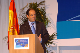 El ministro de Defensa, José Bono, comparece en rueda de prensa, tras la reunión informal de ministros de la OTAN, en Taormina, Sicilia