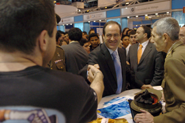 El ministro Bono saludó a los jovenes que se encontraban en el stand que Defensa ha instalado en el pabellón 9 del Recinto Ferial Juan Carlos I