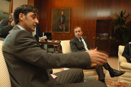 La Asociación de Familiares de Víctimas del Yak 42 se reune con el ministro de Defensa, José Antonio Alonso