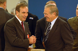 El ministro de Defensa, José Antonio Alonso, se reune con sus homólogos de la OTAN, durante la cual, tuvo un encuentro con el Secretario de Estado de Defensa de E.E.U.U. Donald Rumsfeld