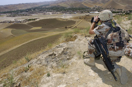 Un miembro del equipo TACP del componente militar del Equipo de Reconstrucción Provincial (PRT) en Qala i Naw, prepara una conducción de un avión de la ISAF en los alrededores de la ciudad