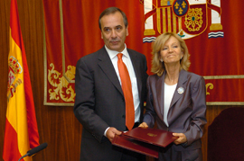 Firma del protocolo por parte de los titulares de ambos departamentos, José Antonio Alonso y Elena Salgado
