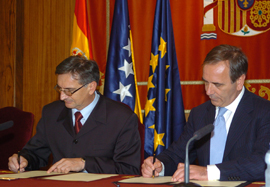 El ministro de Defensa, José Antonio Alonso y su homólogo de Bosnia-Herzegovina, Nikola Radovanovic, con quien ha firmado un Memorando de Entendimiento de Cooperación en el ámbito de la Defensa,