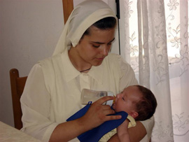 Dando el biberón a un niño