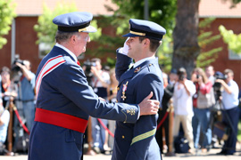 Su Majestad el Rey hece entrega de los Reales Despachos de Sargento e impone la condecoración al número 1 de la promoción