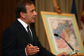 El ministro de Defensa, José Antonio Alonso, durante la  rueda de prensa en el Ministerio de Defensa