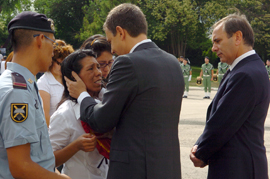 El Presidente del Gobierno, entrega a la madre del soldado, la boina paracaidista, la Bandera Nacional y la Cruz del Mérito Militar