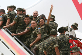 Saoldados españoles embarcan en el aeropuerto de Almeria al avión que los trasladará hacia la República Democrática del Congo