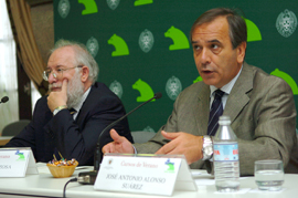 El ministro de Defensa, José Antonio Alonso durante la inauguración del curso